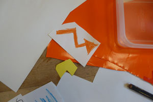 roter ausgeschnittener Zickzackpfeil mit Spitze, ein Symbol für Strom